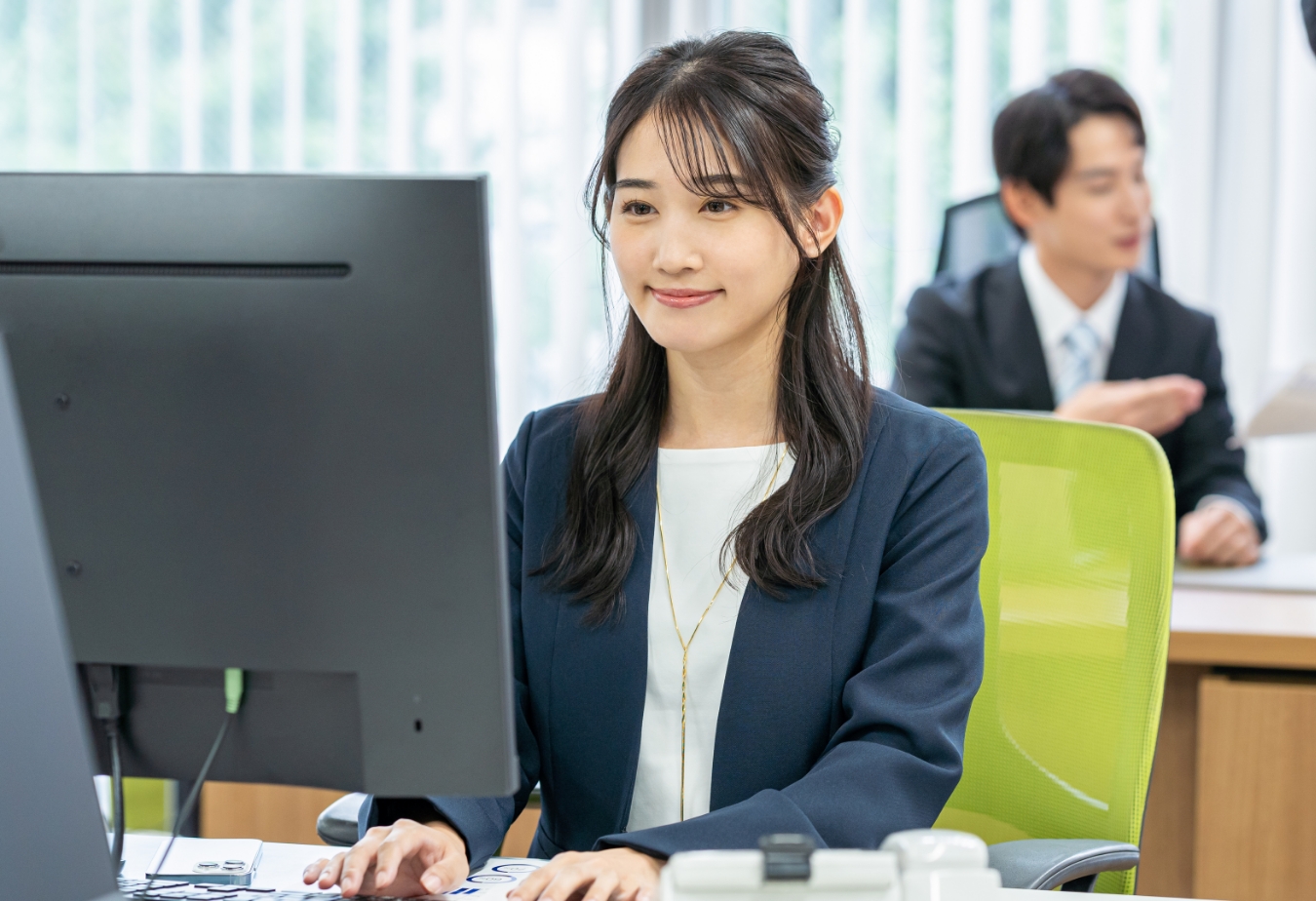 パソコンで作業する事務の女性